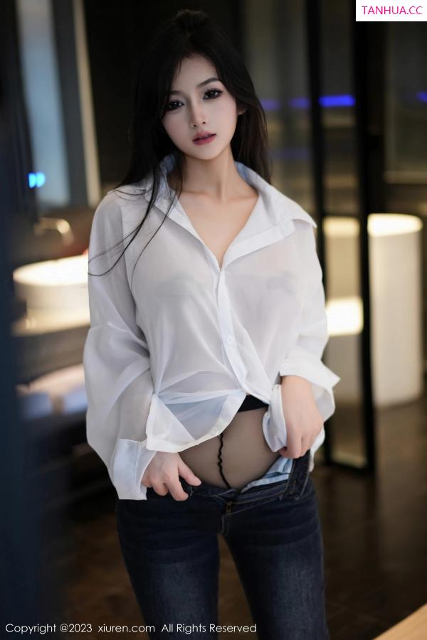   [XiuRen]高清写真图 2023.11.10 No.7645 谭小灵 牛仔裤美腿第18张图片